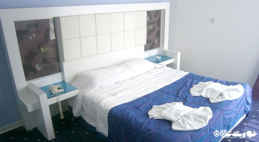 تخت بزرگ اتاق استاندارد هتل پرلا مر